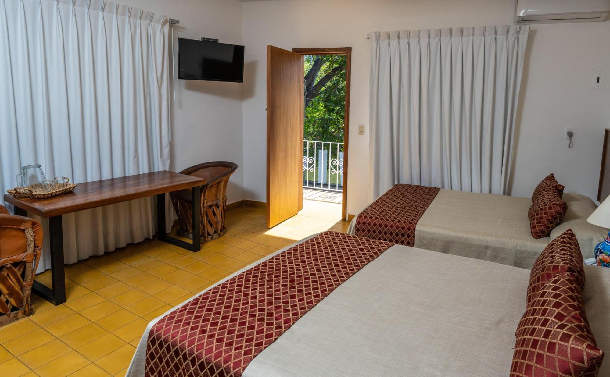 Hotel Encino Malecon Centro Пуэрто-Вальярта Номер фото