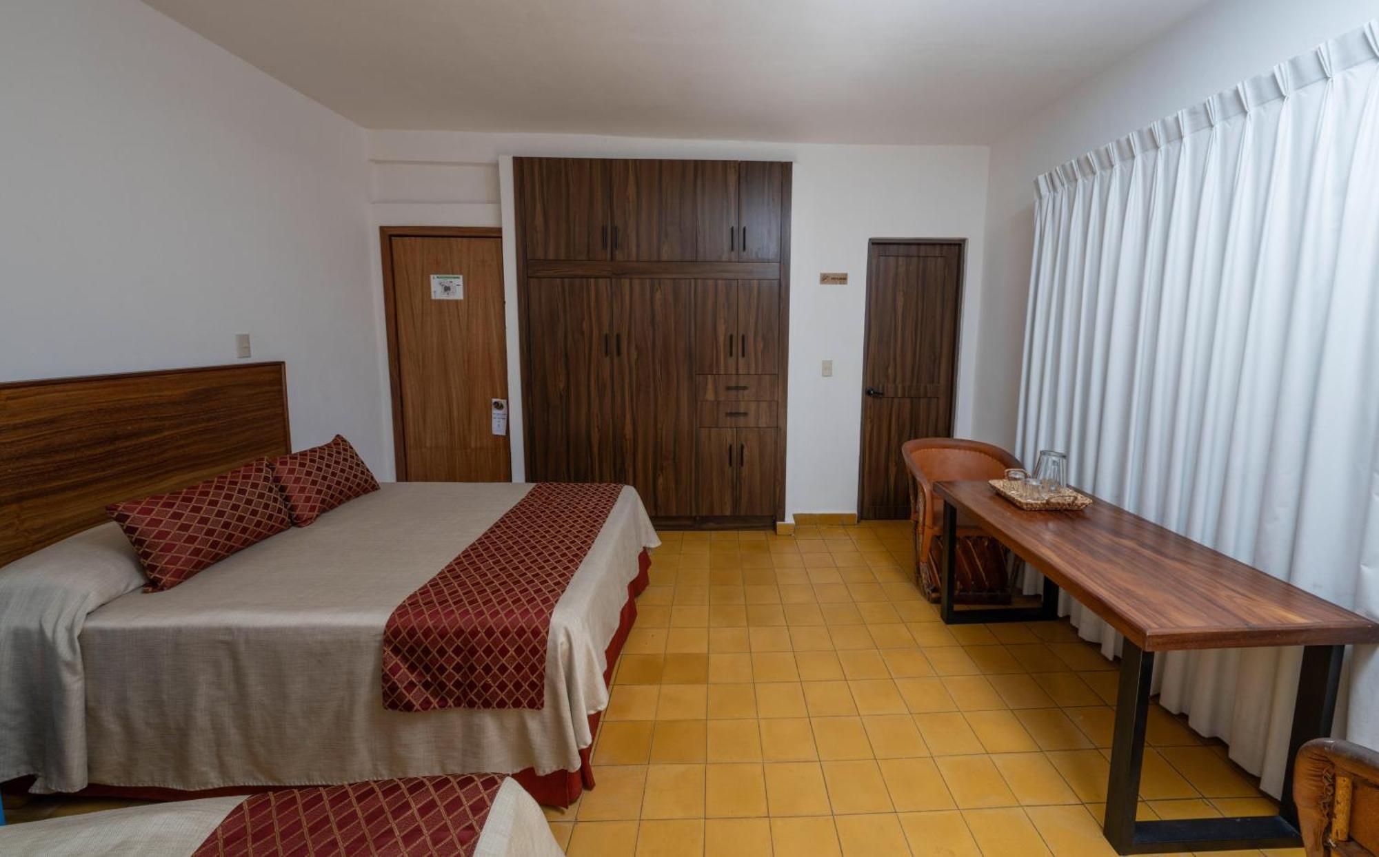 Hotel Encino Malecon Centro Пуэрто-Вальярта Номер фото