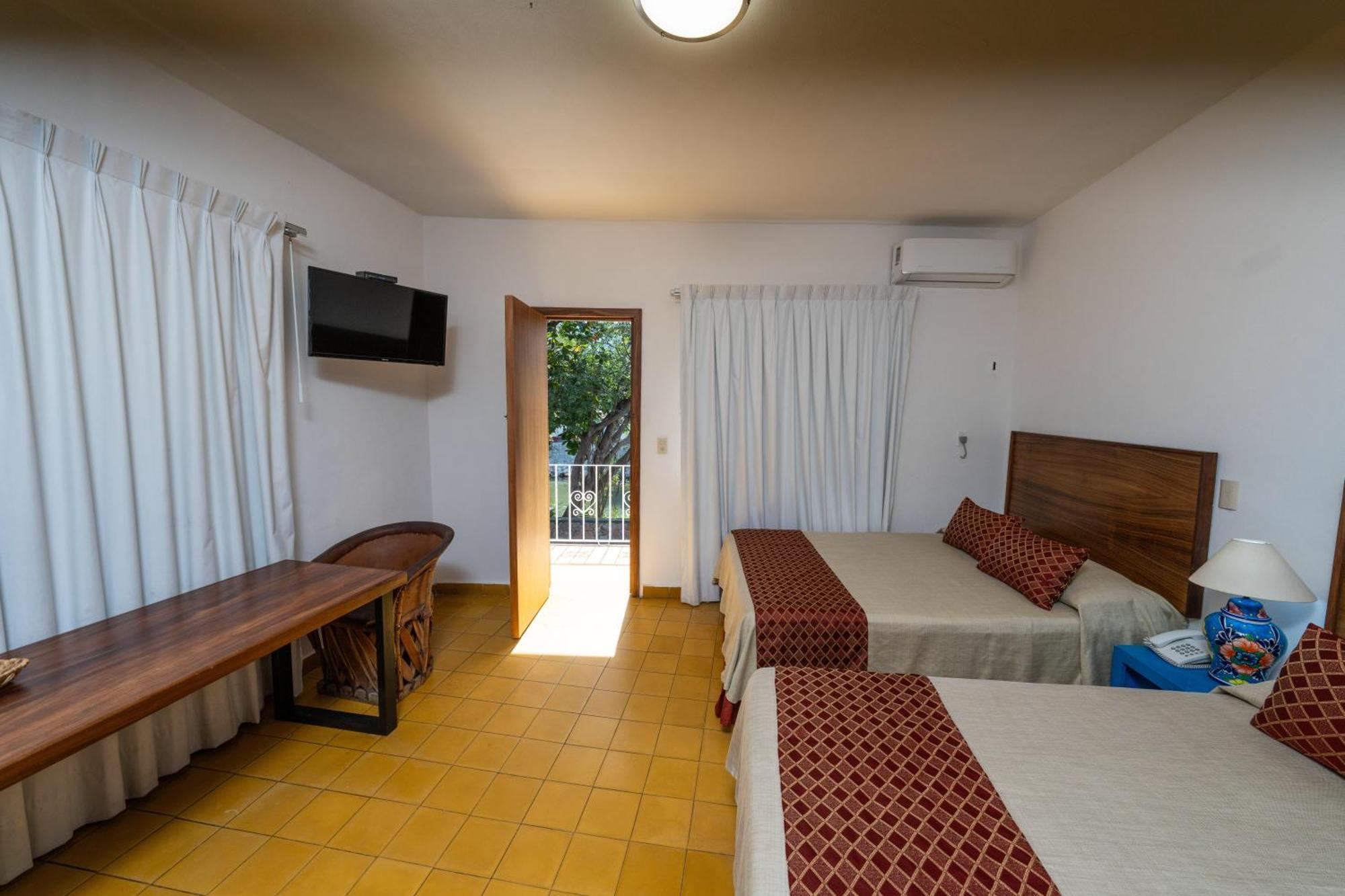Hotel Encino Malecon Centro Пуэрто-Вальярта Номер фото