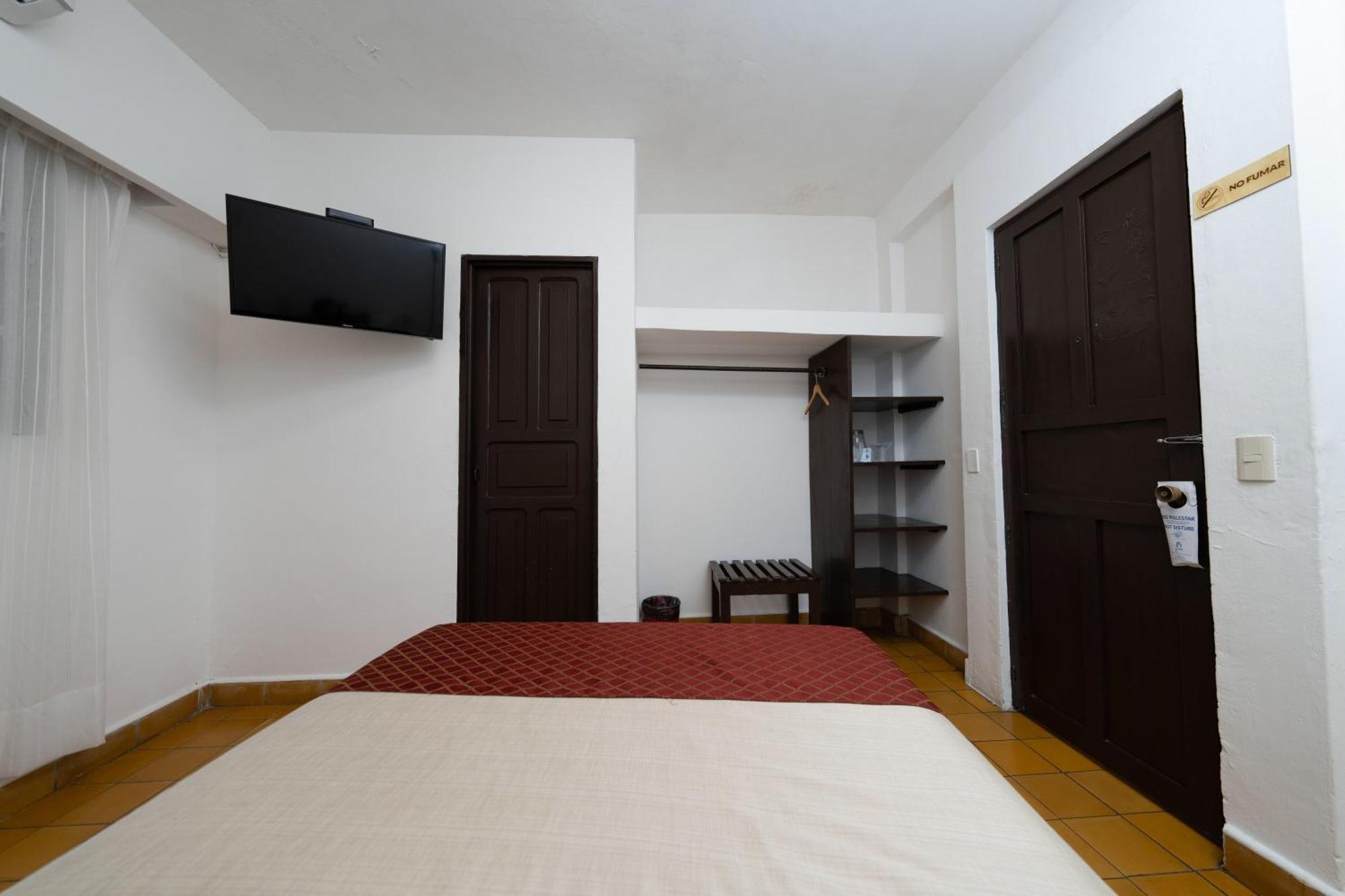 Hotel Encino Malecon Centro Пуэрто-Вальярта Номер фото