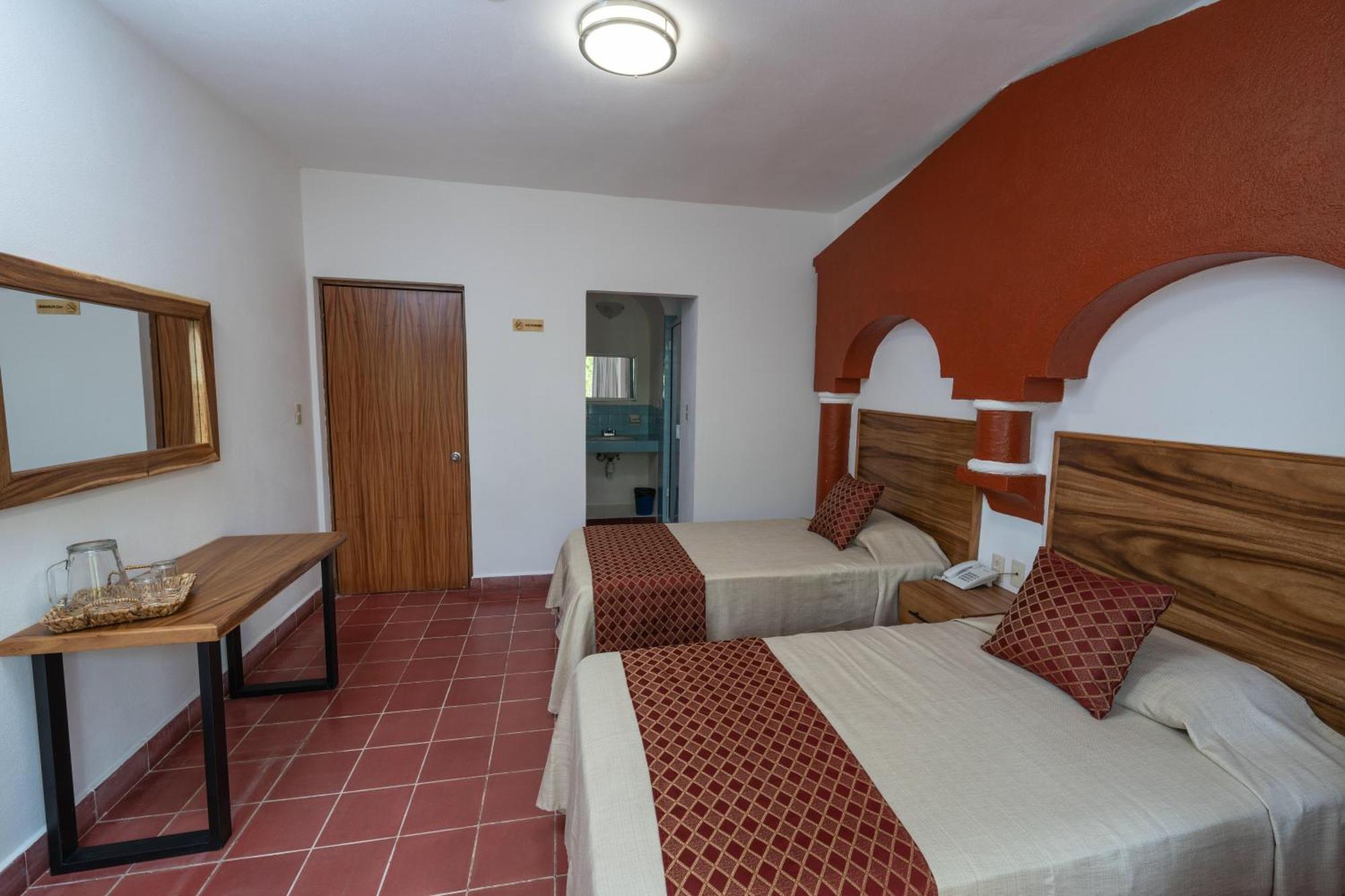 Hotel Encino Malecon Centro Пуэрто-Вальярта Номер фото