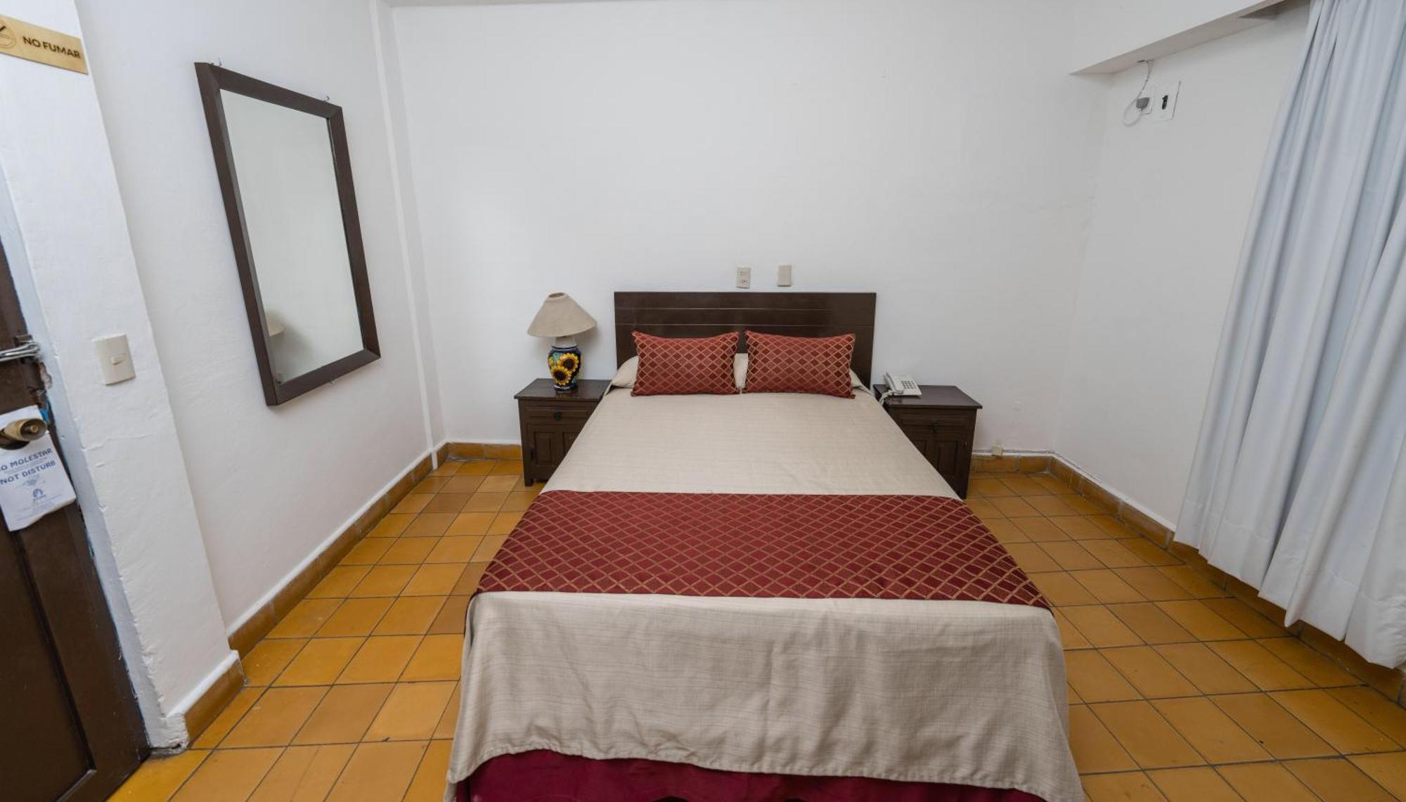 Hotel Encino Malecon Centro Пуэрто-Вальярта Номер фото