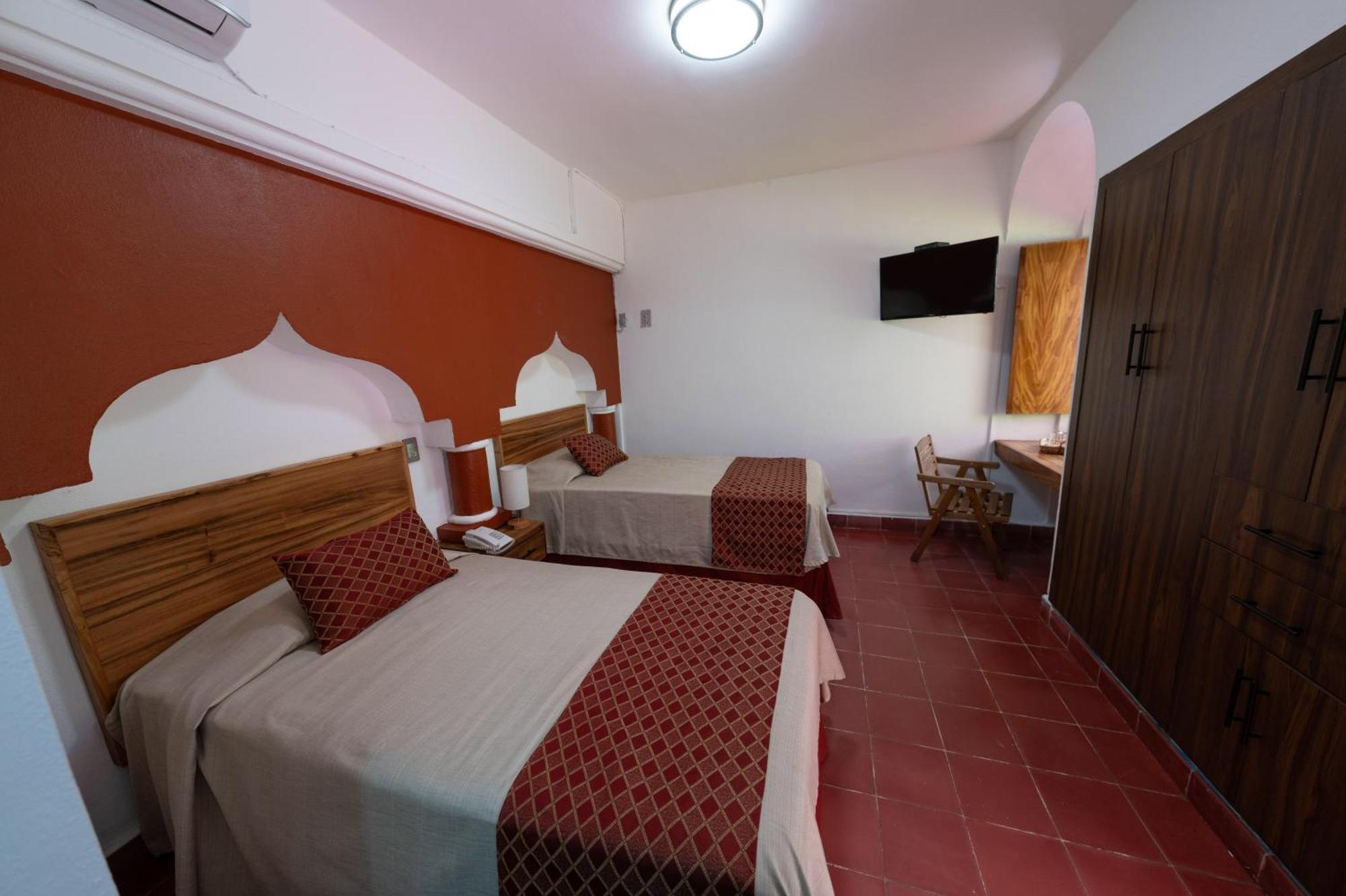 Hotel Encino Malecon Centro Пуэрто-Вальярта Номер фото