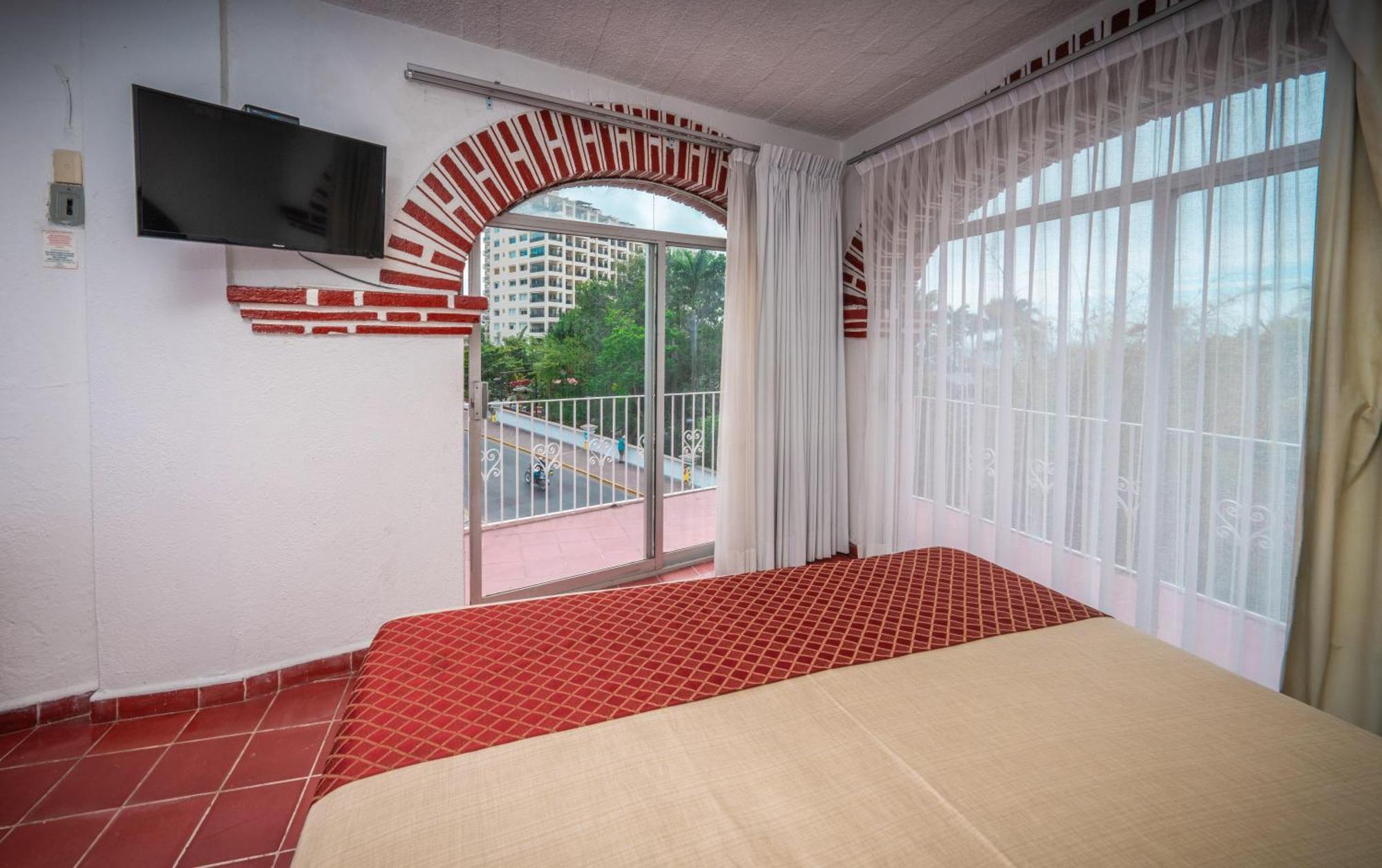 Hotel Encino Malecon Centro Пуэрто-Вальярта Номер фото