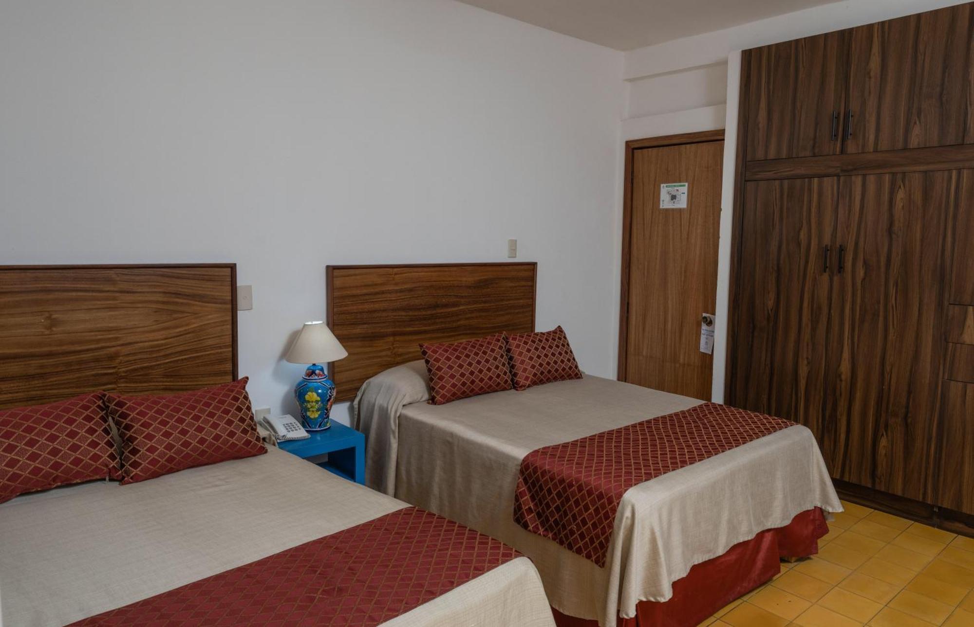 Hotel Encino Malecon Centro Пуэрто-Вальярта Номер фото